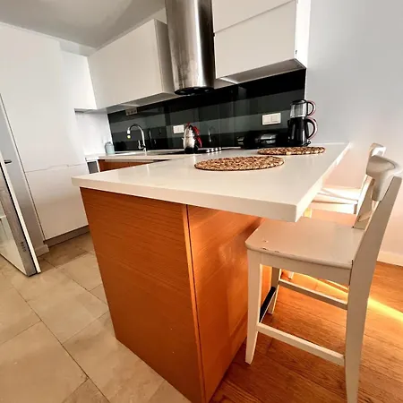 Apartment Divan Near Metro Station 00183